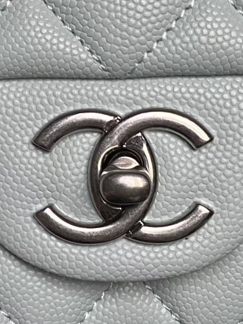 Classic CHANEL Bag: A Stylish and Versatile Choice for Elegance - Picture 4 of 6